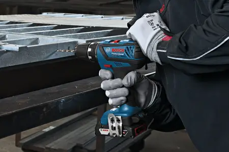 Artisan utilisant un outil électrique Bosch Proi
