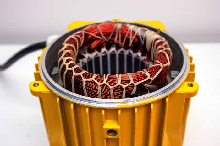 Bobinage et dépannage de pompes de relevage Bobinage de moteurs électriques sur une pompe centrifuge jaune