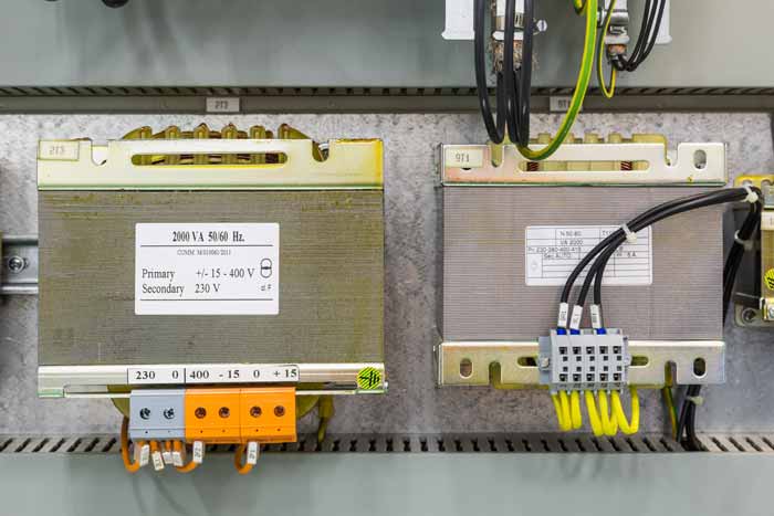 Deux transformateurs électriques dans un tableau électrique