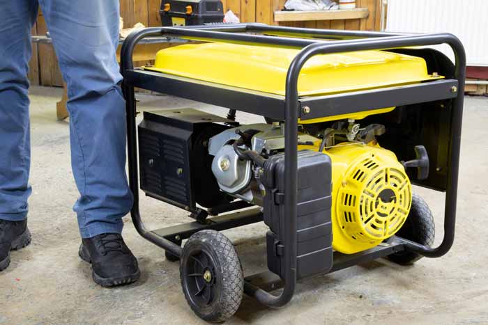 Groupe électrogène jaune en atelier
