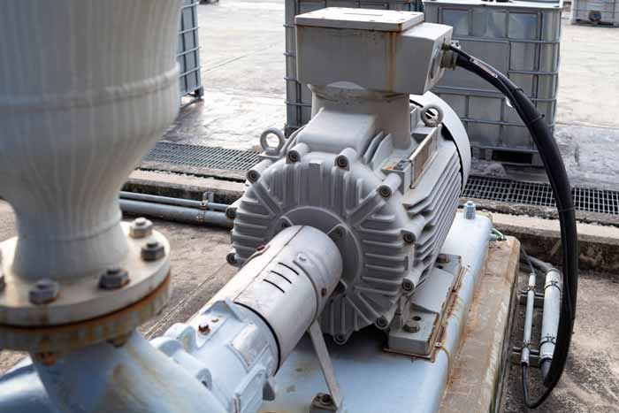 Pompes à eau électriques dans une usine de produits chimiques